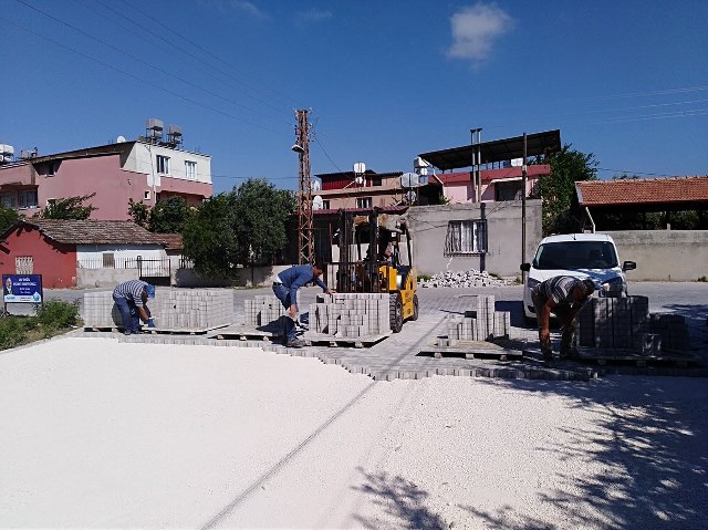 Bozulan yollarda parkeler onarılıyor