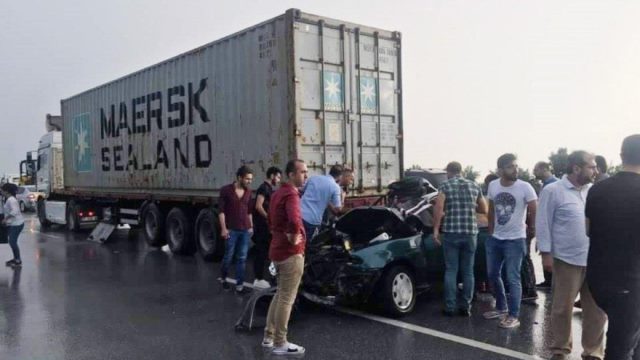 Otomobil TIR a arkadan çarptı 3 ölü 1 yaralı