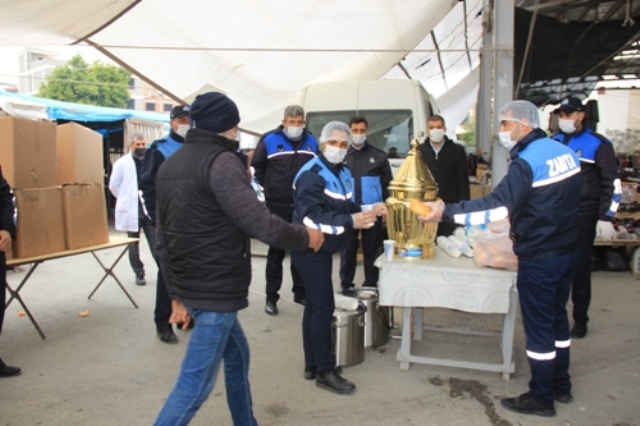 Samandağ Belediyesi pazarda çorba dağıttı