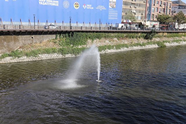 Asi nehrine balıklar için suyu havalandıran fıskiyeler monte edildi