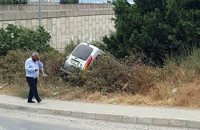 Çay ocağına düşen araç paniğe neden oldu