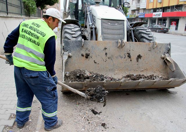 Yağmursuyu ızgaraları temizleniyor