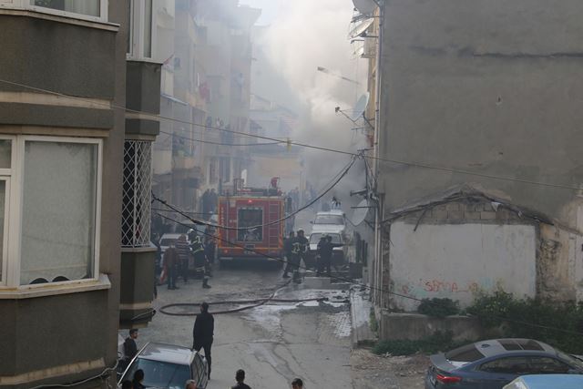 HBB İtfaiyesi Antakya da iş yerinde çıkan yangını söndürdü 