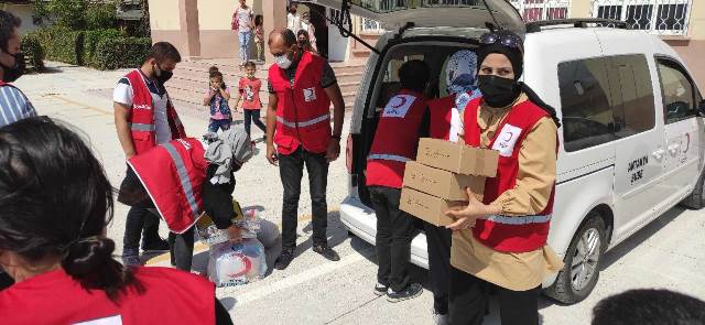 Kızılay 13 okulda 1510 öğrenciye kırtasiye yardımı yaptı