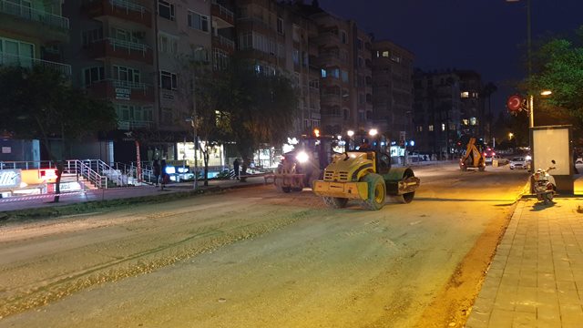 Atatürk Caddesinde yağışa rağmen çalışma sürüyor