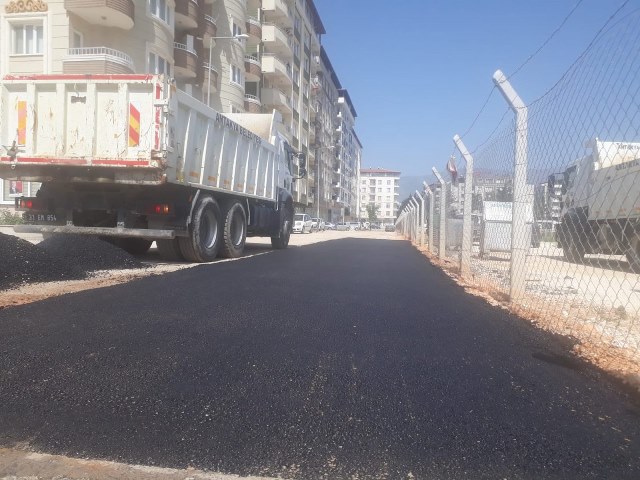 Antakya Belediyesi bozulan yolları onarıyor