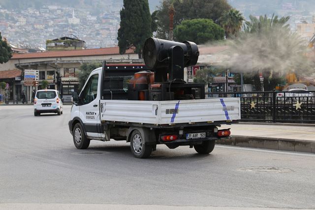 Büyükşehir ekipleri koronavirüsle mücadelede görev başında