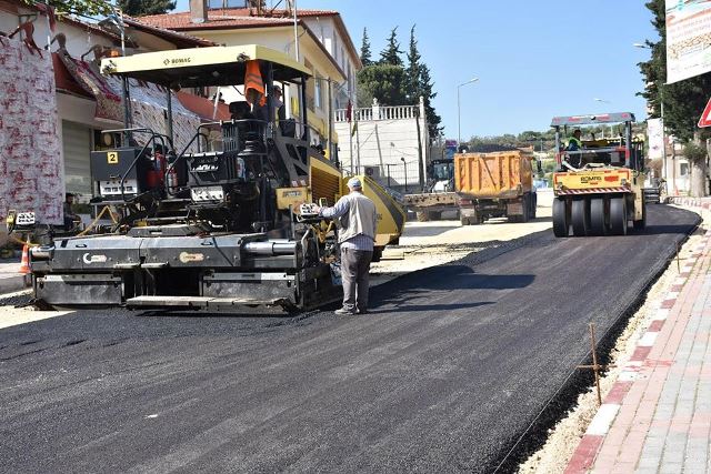 Altınözünde sokağa çıkma yasağı günleri asfalt çalışması yapıldı