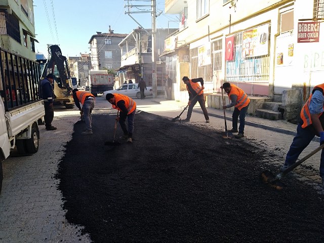 Emek Mahallesinde bozulan yollar onarılıyor