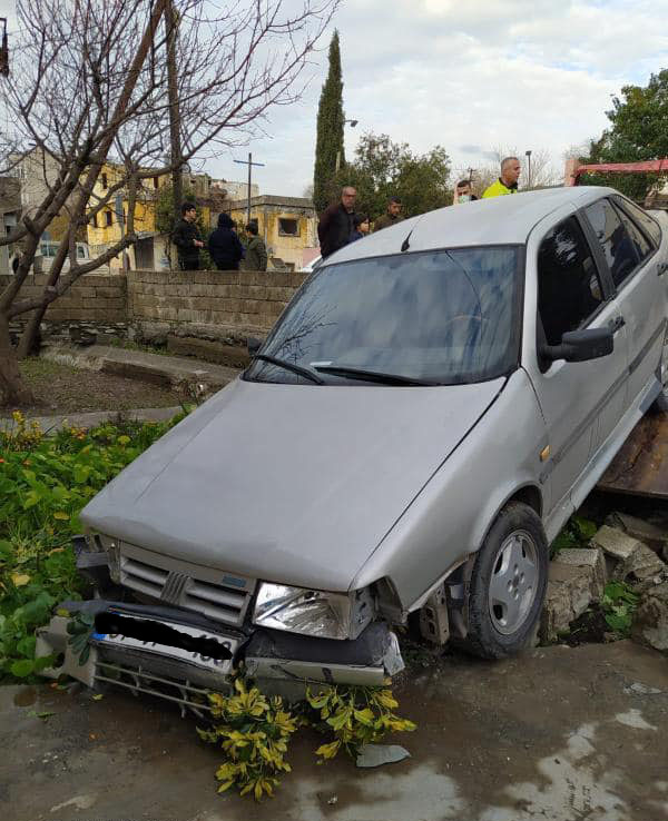 Otomobil evin bahçesine girdi