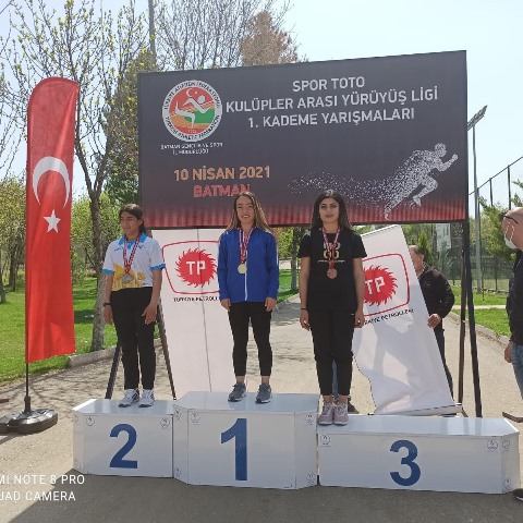 Nefes kesen yürüyüş liginde HBB li sporculardan büyük başarı 