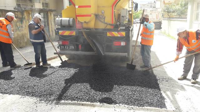 Antakya Belediyesi bozuk yolları düzeltiyor