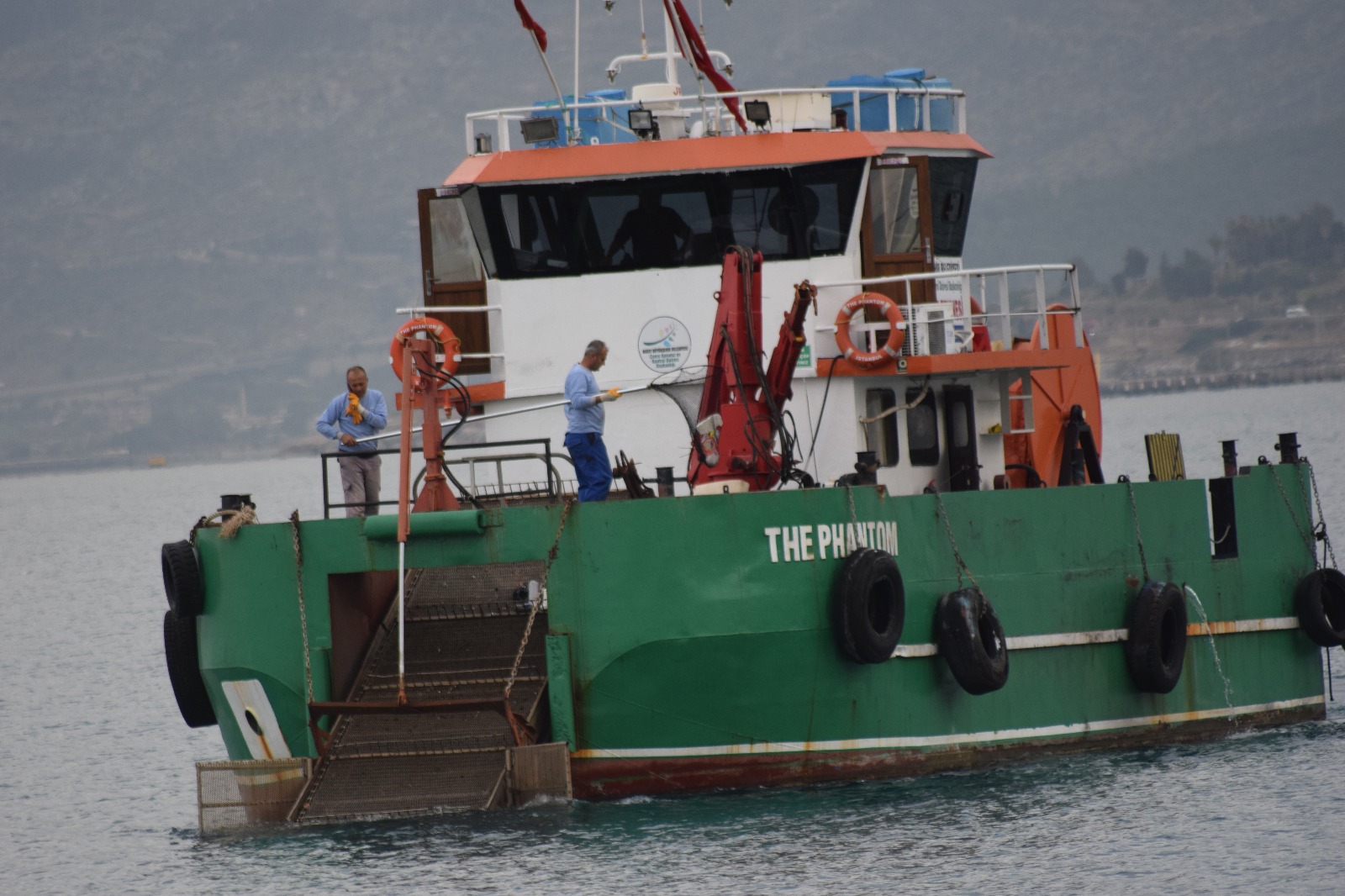 HBB Tekneleri denizde temizlik yapıyor