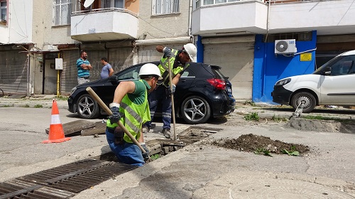 Yağmur sularının sürüklediği atıklar temizleniyor