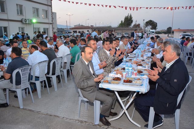 Başkan Yılmaz işçi personeliyle iftar yaptı