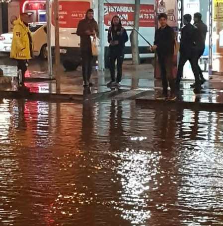 Göle dönen cadde de tepki amaçlı olta ile balık avladı 