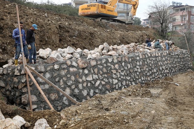 Turunçlu da taş duvar örülüyor