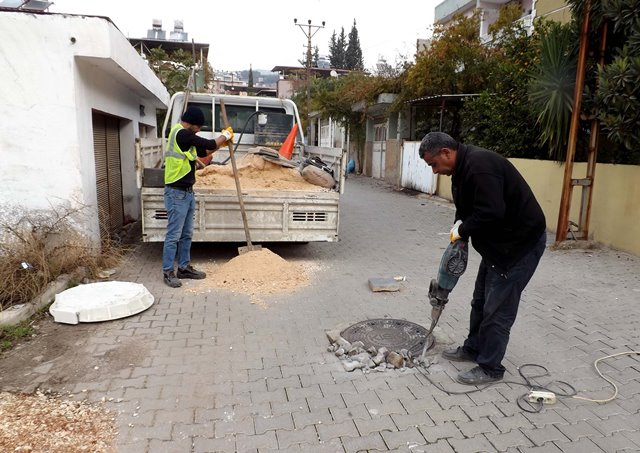 Yol seviyesinin altında kalan kanallar yol seviyesine getiriliyor