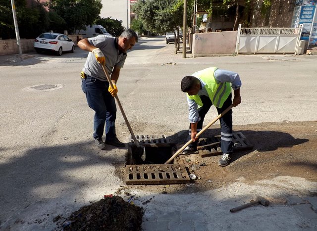 Atıklar temizleniyor