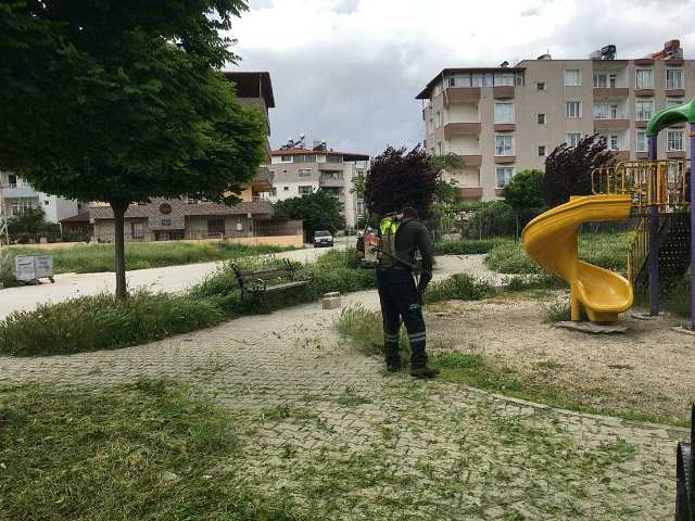 Parklarda temizlik çalışması yapılıyor