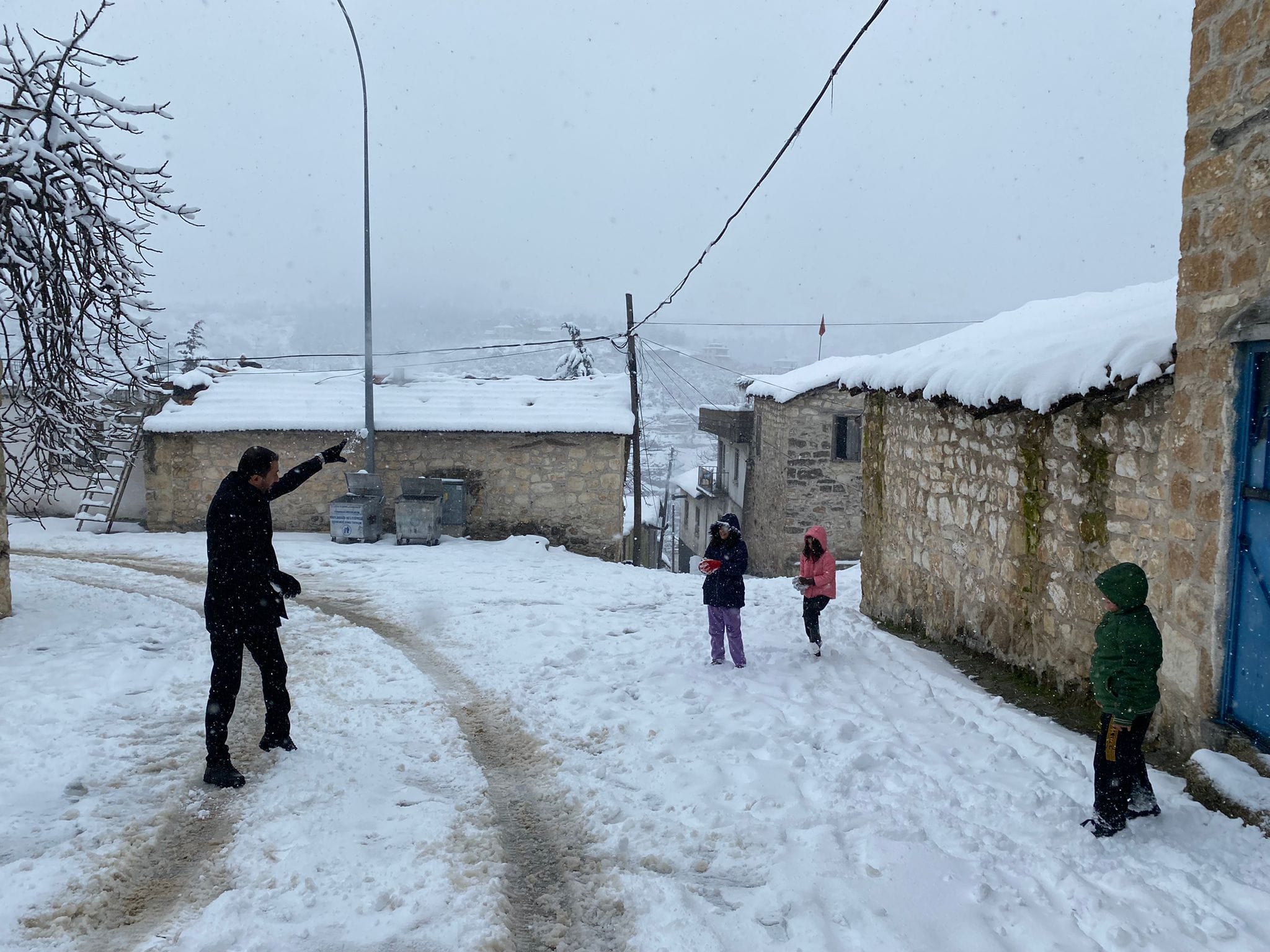 Çocuklarla kartopu oynadı