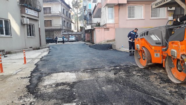 Antakya Belediyesi ekipleri asfalta ağırlık veriyor