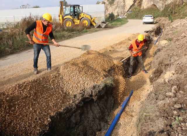 Meydana içme suyu şebekesi döşeniyor