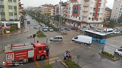 Ani bastıran yağmur caddeleri göle çevirdi