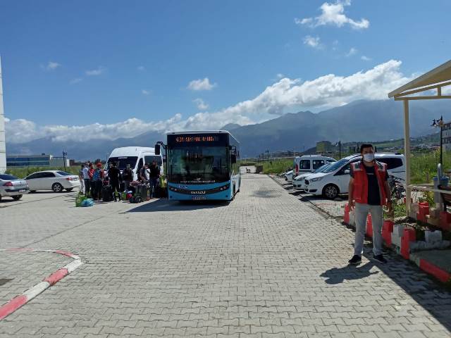 Karantinadaki gurbetçiler Samandağ belediyesinin imkanlarıyla evlerine ulaştırıldı