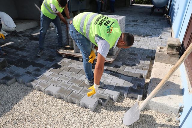 Güvenli ulaşım için kilitli parke döşeniyor