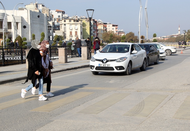 Yaya geçitlerinde kural ihlali yapan sürücülere idari para cezası verildi