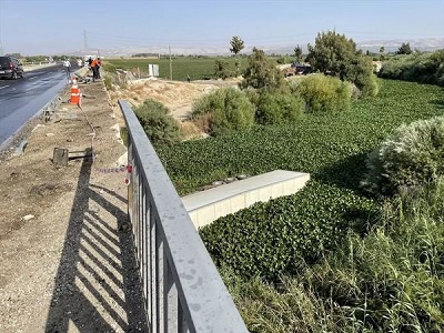 Hatay'da tır köprüden nehre devrildi