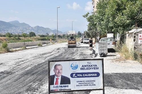 Antakya Belediyesi yolları onarıyor