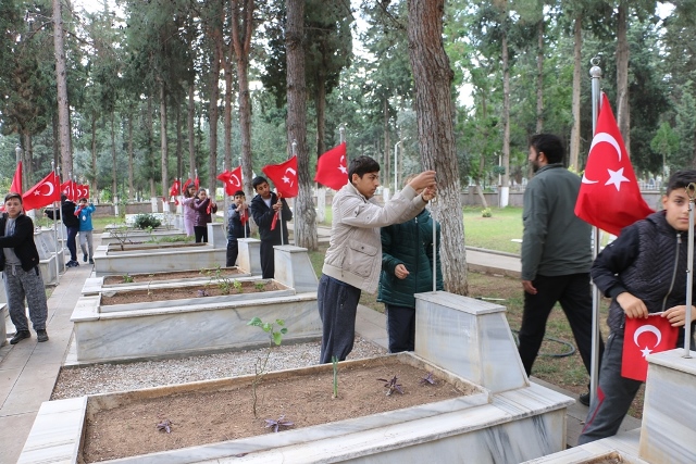 Rengi solmuş bayraklar değiştiriliyor