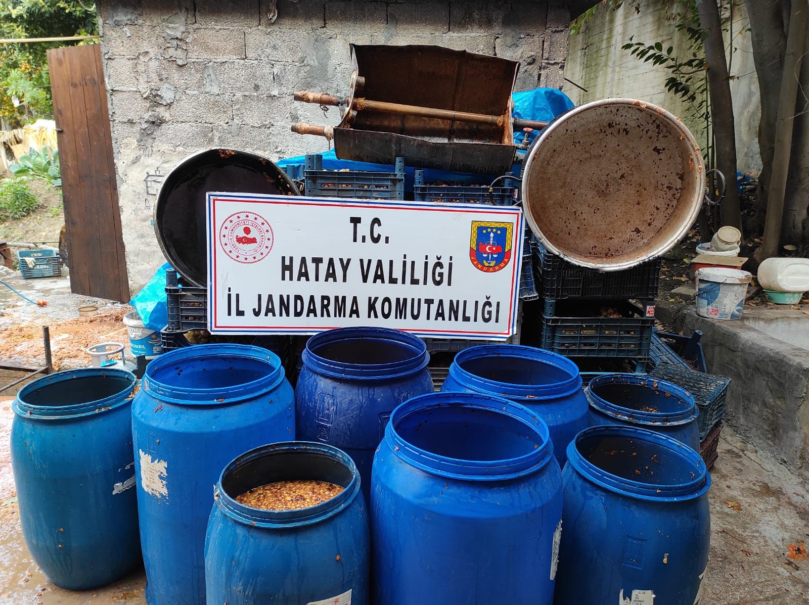 2 bin 390 litre sahte içki ele geçirildi