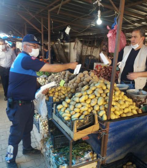 Pazarlarda maske dağıtımı devam ediyor