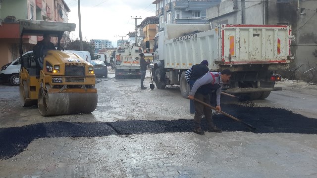 Şehir genelinde asfalt yama çalışmaları devam ediyor