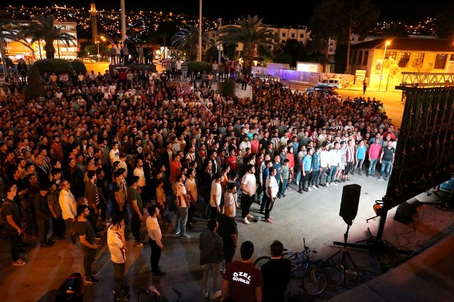 Adanaya gidemeyenler maçı köprüde izledi