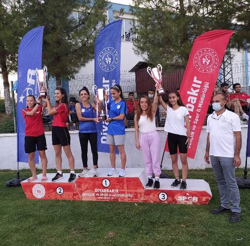 HBB Atletizm takımı kupayla döndü