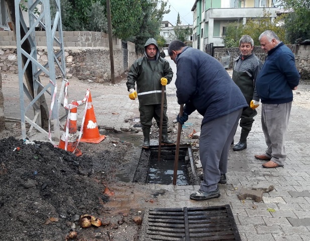 Hassa da yağmursuyu hatları temizleniyor