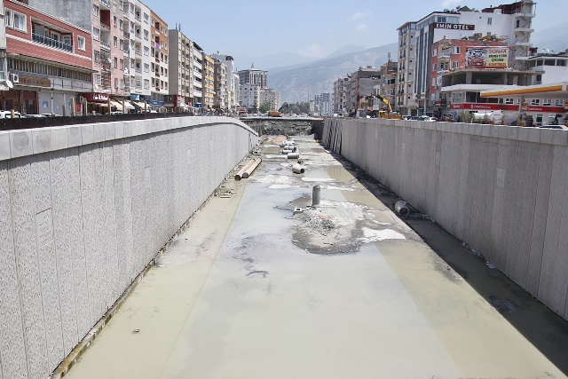 İskenderun battı çıktı da servis yolları asfaltlanıyor