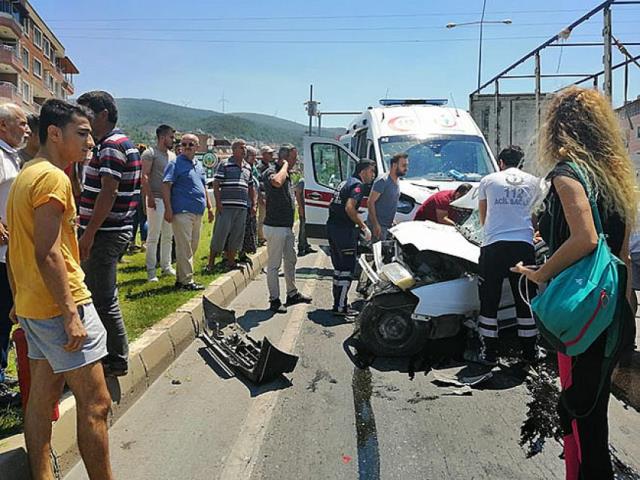 Ambulans otomobil çarpıştı 2 yaralı