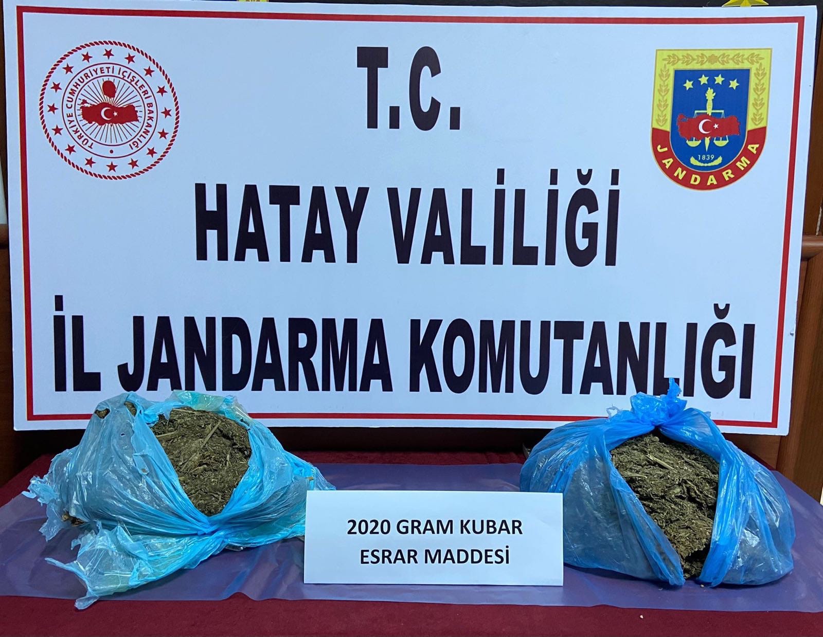 Otomobilde 2 kilogram esrar ele geçirildi