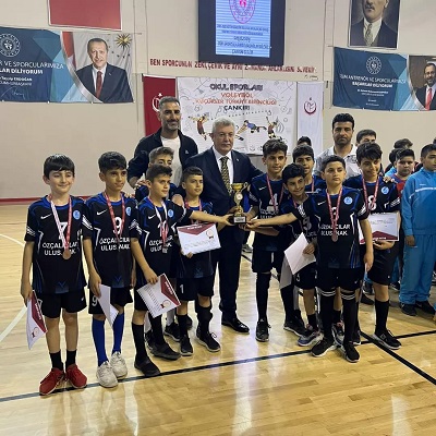 Defne Koçören Cemalettin Tınaztepe Ortaokulu Voleybol takımı Türkiye 3.sü oldu