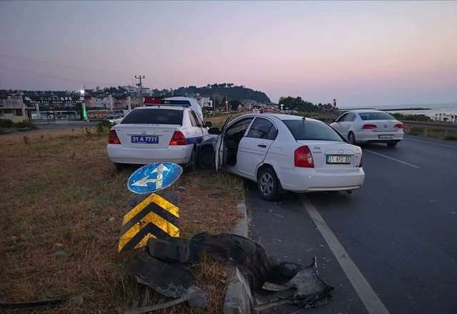 Polis aracına çarptı