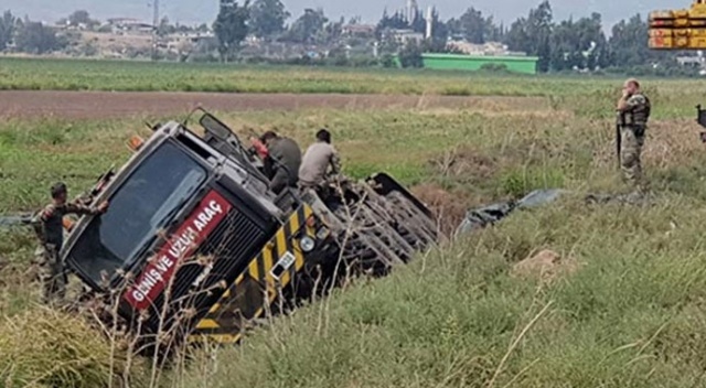 Tank taşıyan askeri araç devrildi