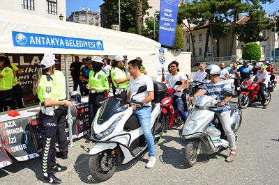 Motosiklet ve elektrikli bisiklet sürücülerine kask dağıtıldı