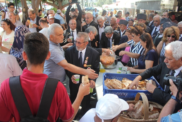 Vatandaşlara Üzüm hoşafı ile börek dağıtıldı