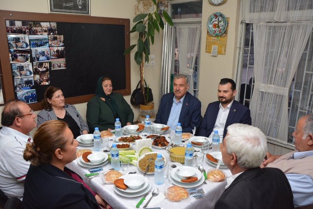 Şehit aileleriyle iftar sofrasında buluştu