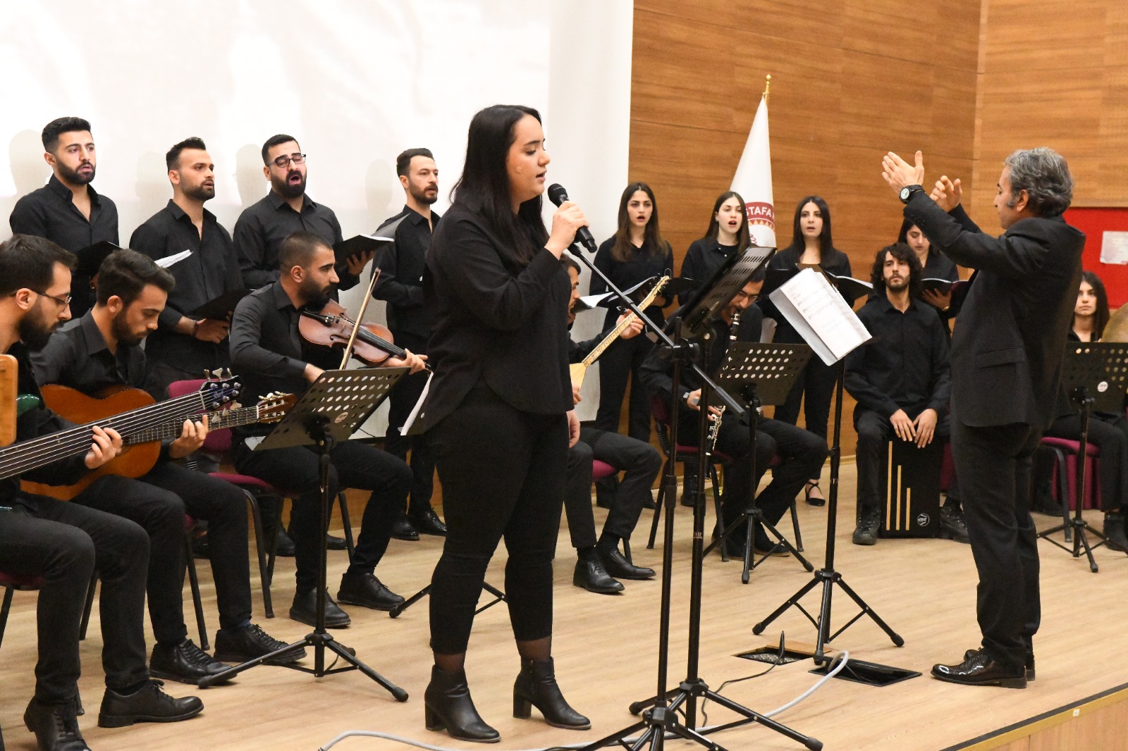 MKÜ de Çanakkale geçilmez isimli konser düzenlendi